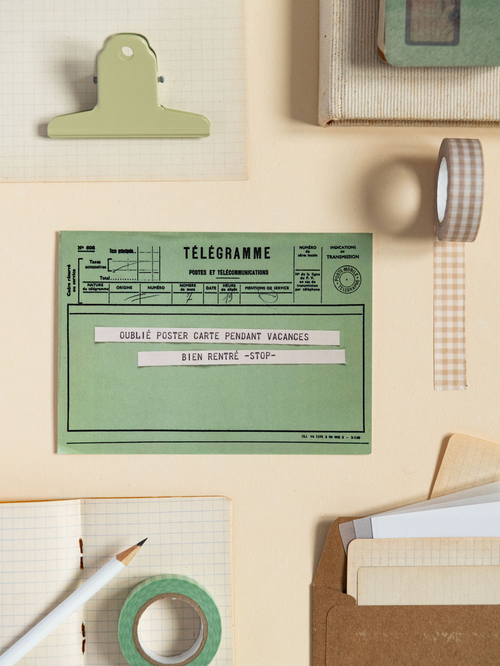 carte postale télégramme vert. message : oublié envoyer carte pendant vacances bien rentré