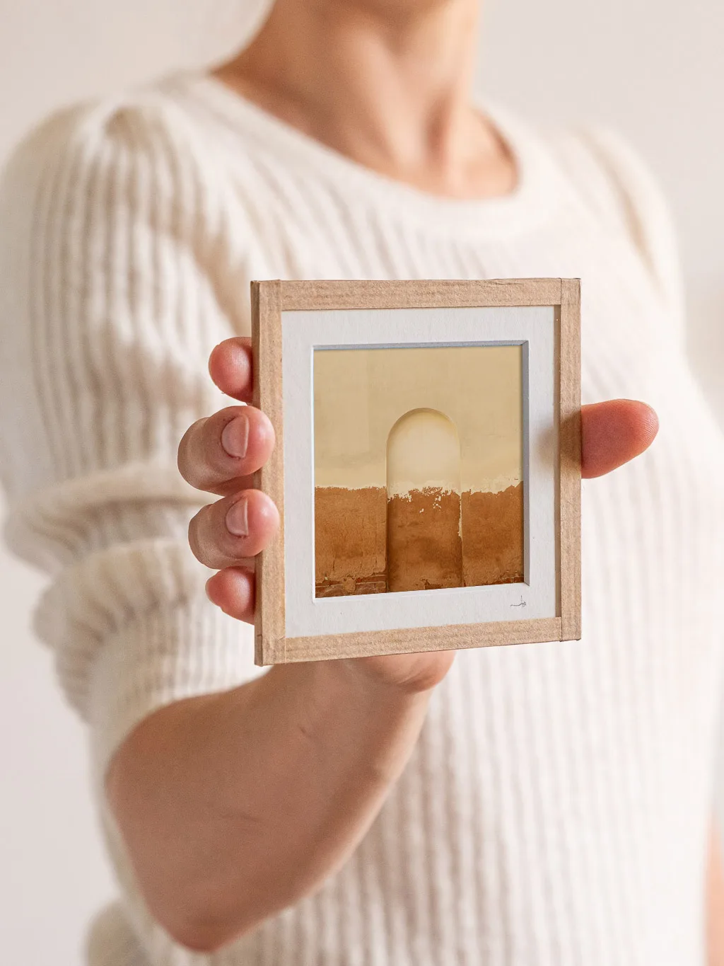 tirage photo petit format encadré à la main représentant une texture de mur ocre