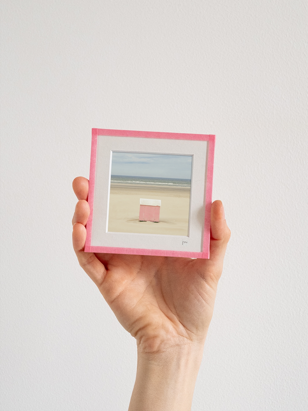 tirage photo petit format encadré à la main représentant une cabane rose sur la plage de berck
