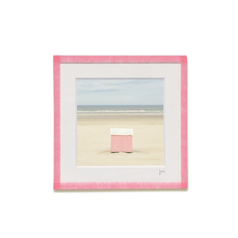 tirage photo petit format encadré à la main représentant une cabane rose sur la plage de berck