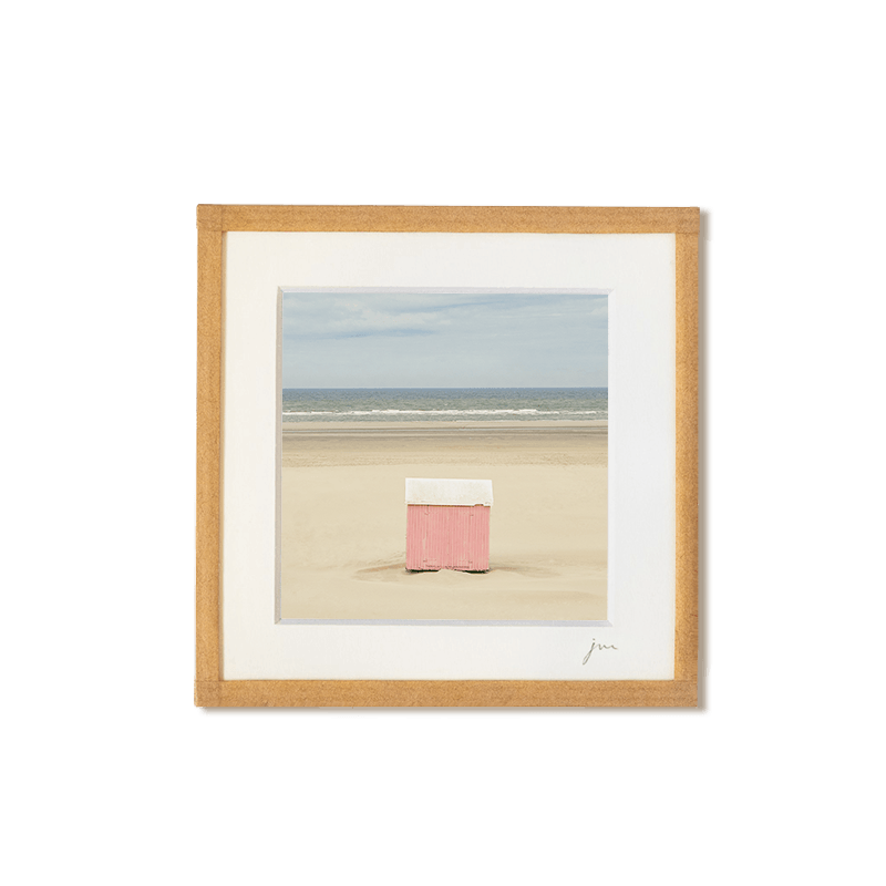 tirage photo petit format encadré à la main représentant une cabane rose sur la plage de berck