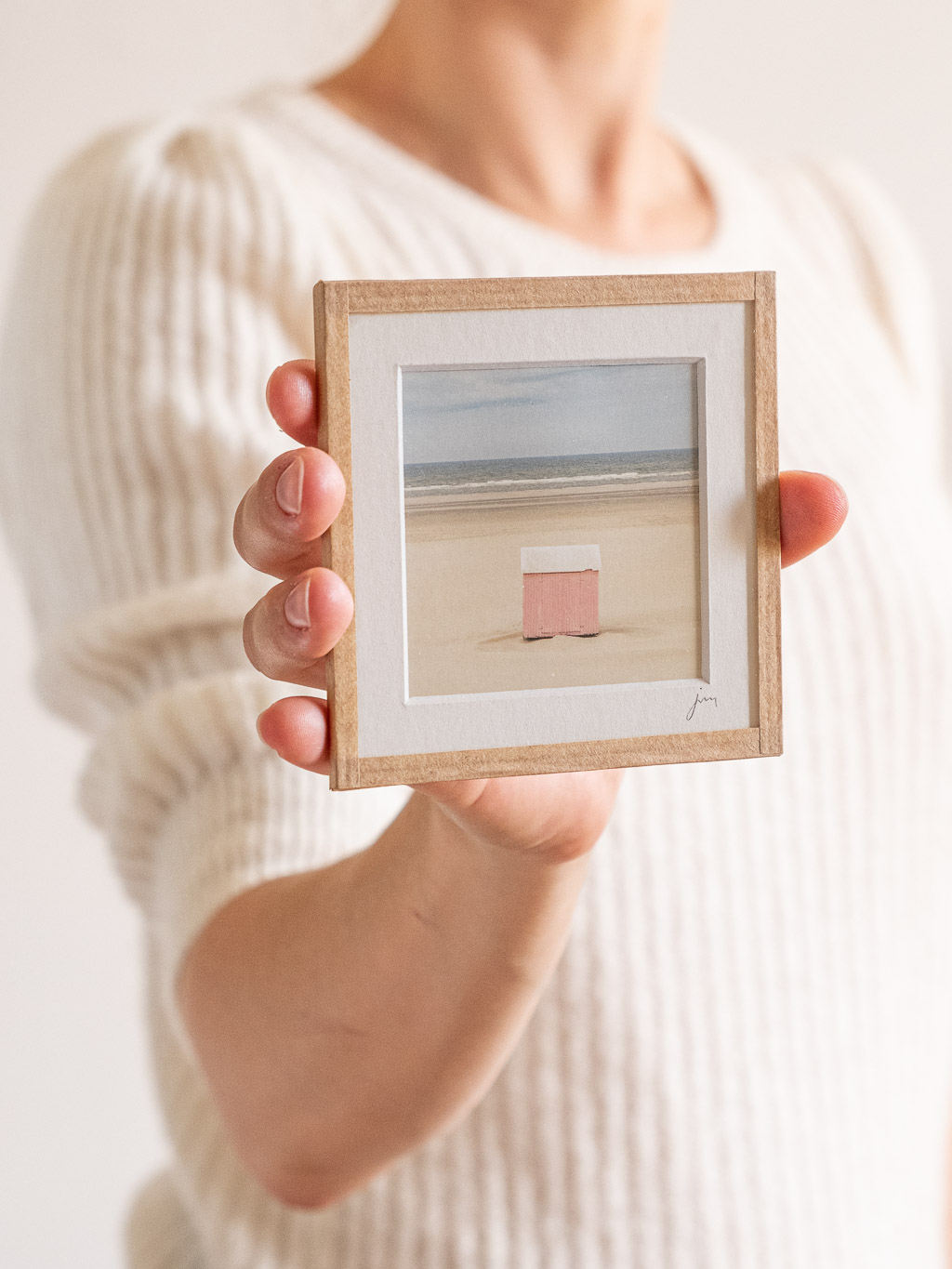 tirage photo petit format encadré à la main représentant une cabane rose sur la plage de berck