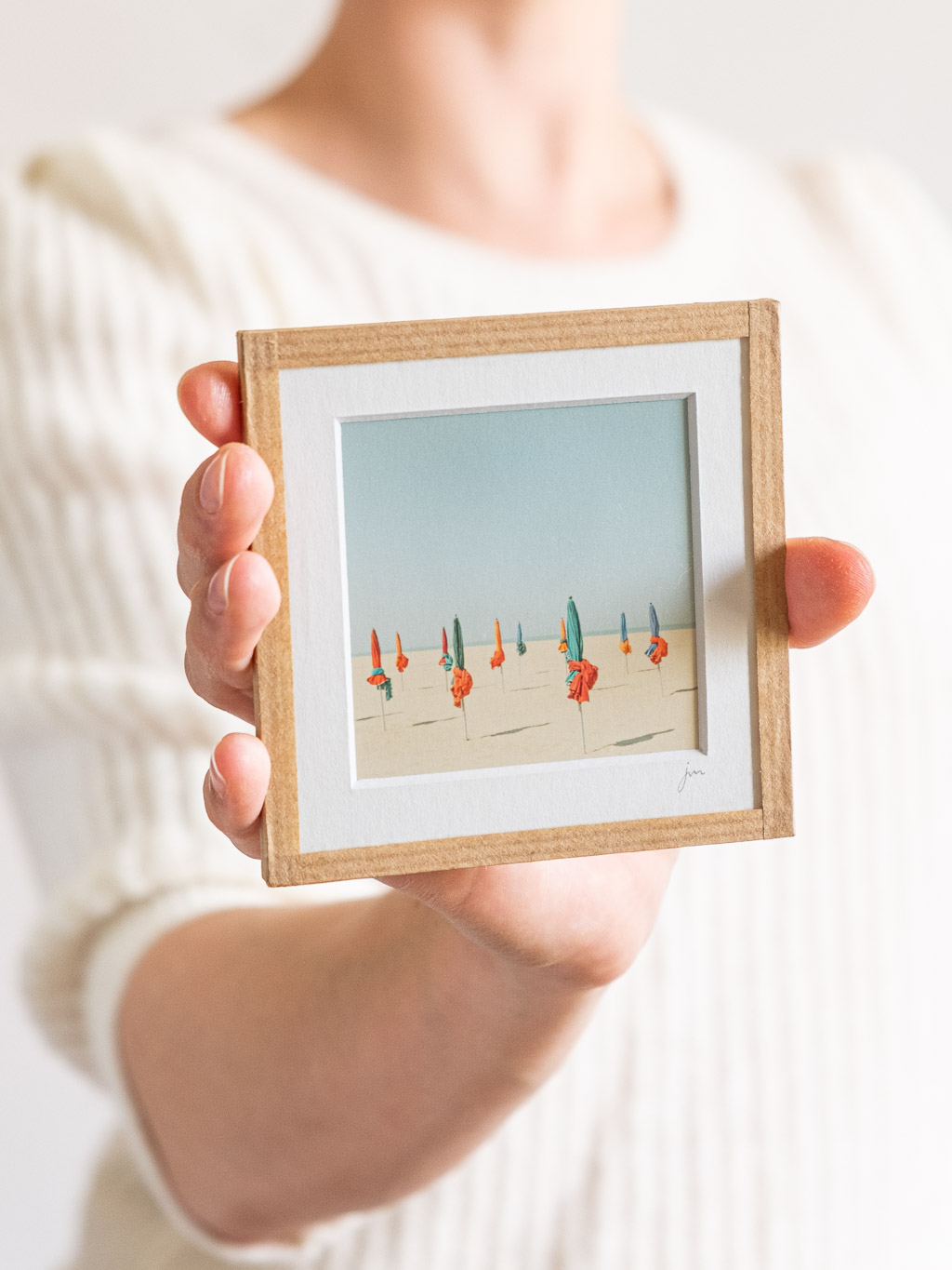 tirage photo petit format encadré à la main représentant les parasols de la plage de Deauville