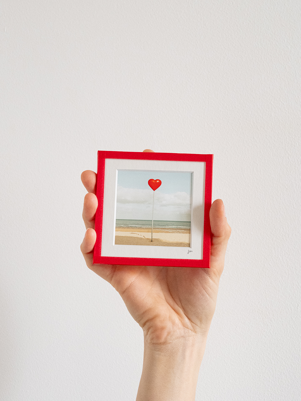 tirage photo petit format encadré à la main représentant un repère de plage coeur à Ostende