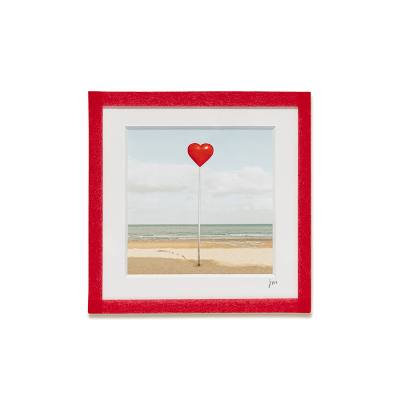 tirage photo petit format encadré à la main représentant un repère de plage coeur à Ostende