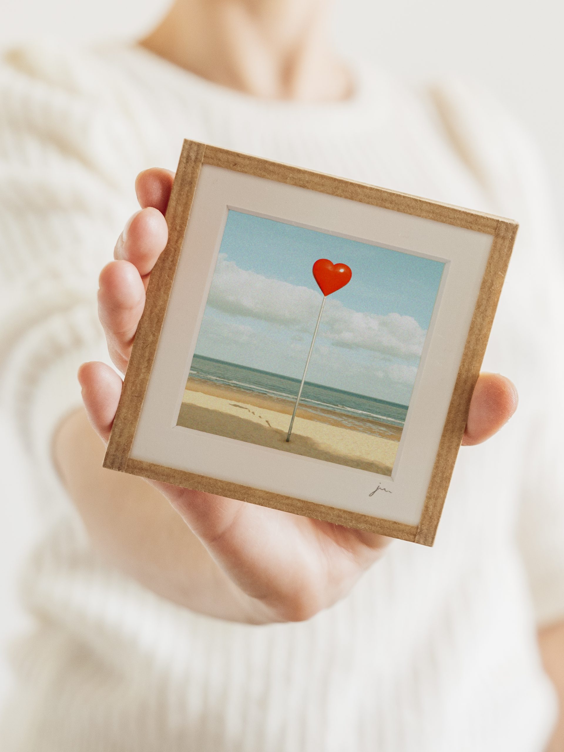 tirage photo petit format encadré à la main représentant un repère de plage coeur à Ostende