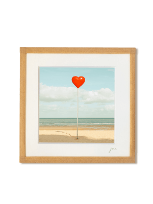 tirage photo petit format encadré à la main représentant un repère de plage coeur à Ostende