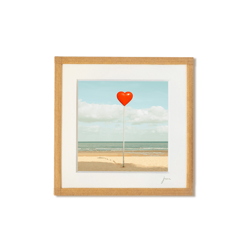 tirage photo petit format encadré à la main représentant un repère de plage coeur à Ostende
