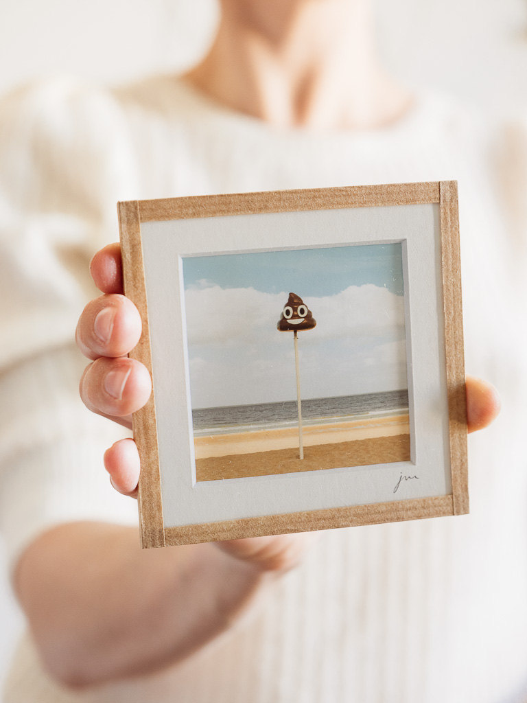 tirage photo petit format encadré à la main représentant une repère de plage emoji crotte à Ostende