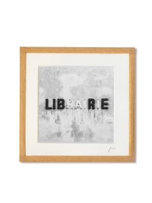tirage photo petit format encadré à la main représentant le mot librairie écrit sur un mur avec lettres manquantes formant le mot libre