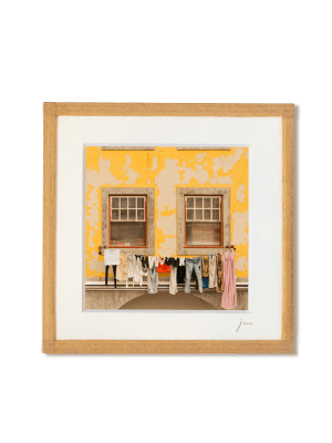 tirage photo petit format encadré à la main représentant du linge séchant devant une façade jaune à Porto
