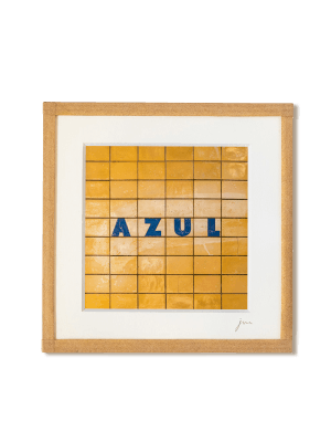 tirage photo petit format encadré à la main représentant un mur d'azulejos jaunes de Porto avec le mot Azul