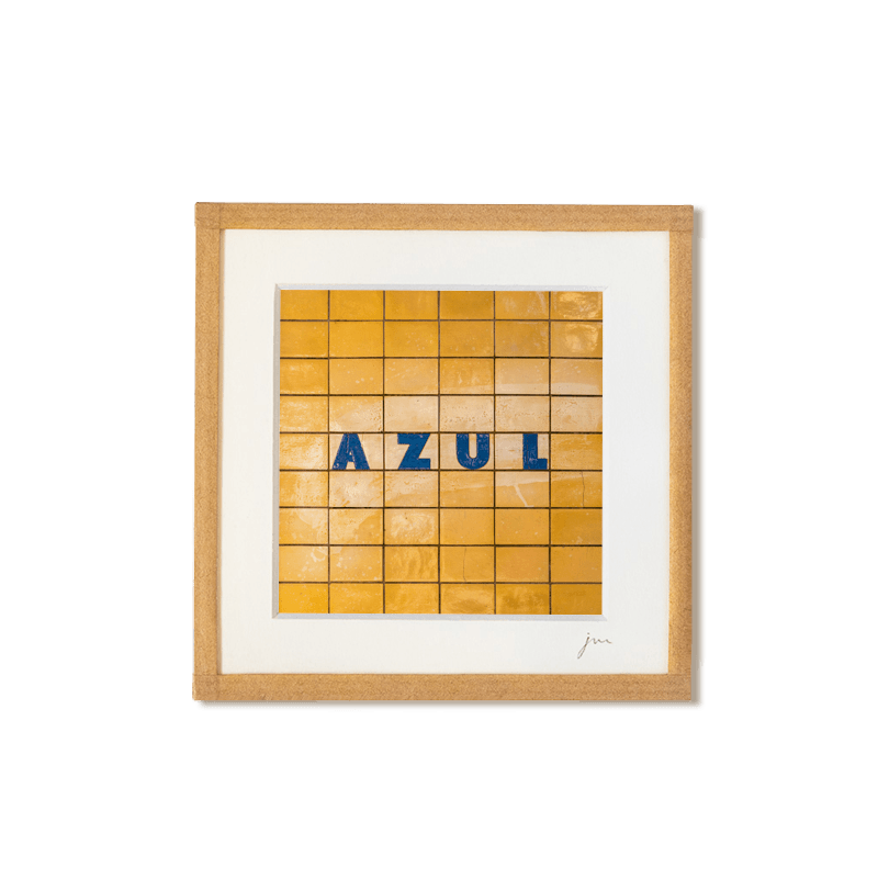 tirage photo petit format encadré à la main représentant un mur d'azulejos jaunes de Porto avec le mot Azul