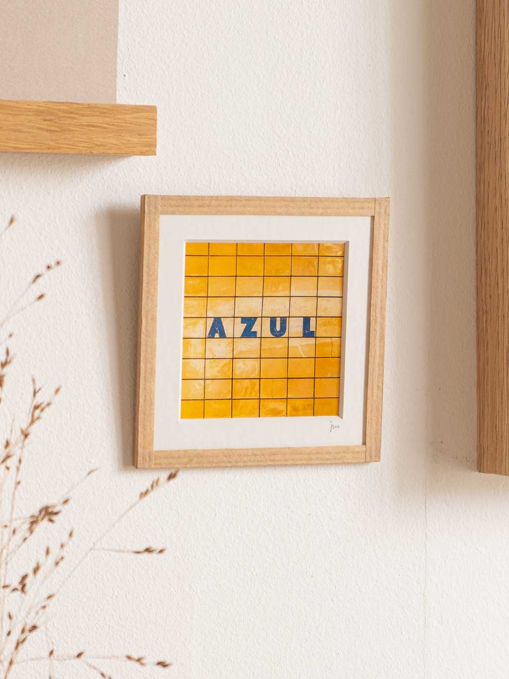 tirage photo petit format encadré à la main représentant un mur d'azulejos jaunes de Porto avec le mot Azul