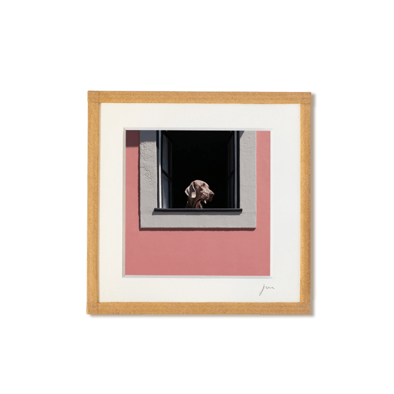 tirage photo petit format encadré à la main représentant un chien à la fenêtre d'une maison rose