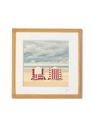 tirage photo petit format encadré à la main représentant deux cabanes de plages rayées rouge