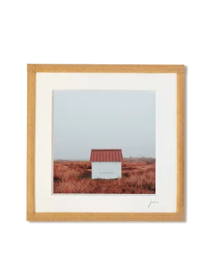 tirage photo petit format encadré à la main représentant une cabane de plage de Gouville dans le brouillard et herbes brunes