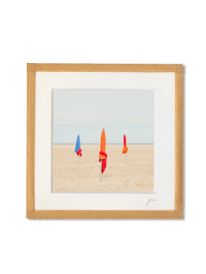 tirage photo petit format encadré à la main représentant 3 parasols colorés sur la plage de Deauville