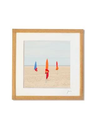 tirage photo petit format encadré à la main représentant 3 parasols colorés sur la plage de Deauville