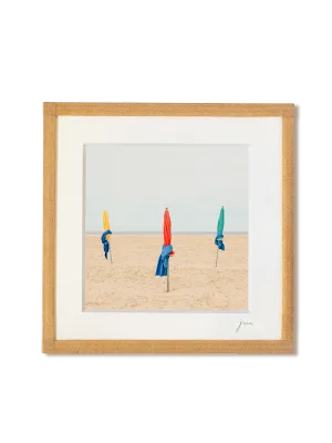 tirage photo petit format encadré à la main représentant 3 parasols colorés sur la plage de Deauville