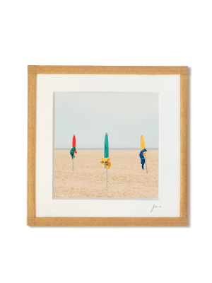 tirage photo petit format encadré à la main représentant 3 parasols colorés sur la plage de deauville