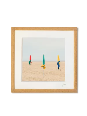 tirage photo petit format encadré à la main représentant 3 parasols colorés sur la plage de deauville