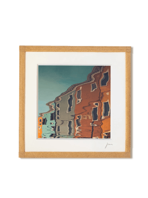 tirage photo petit format encadré à la main représentant des reflets dans l'eau de maisons colorées de Burano