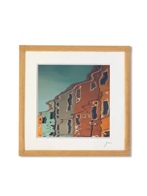 tirage photo petit format encadré à la main représentant des reflets dans l'eau de maisons colorées de Burano