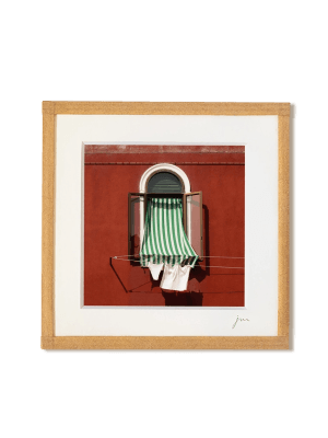 tirage photo petit format encadré à la main représentant une fenêtre avec un store rayé vert et linge qui sèche
