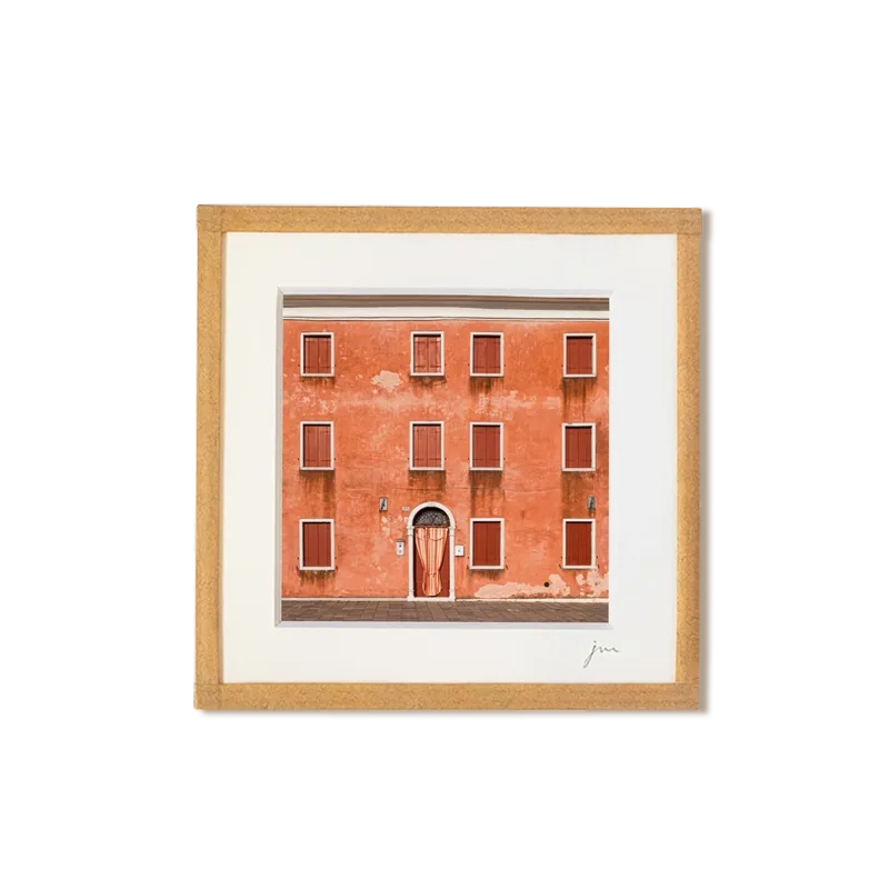 tirage photo petit format encadré à la main représentant une façade orange de Burano