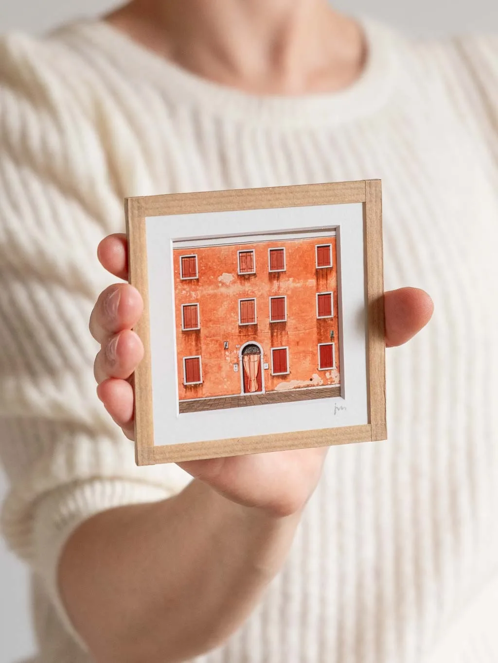 tirage photo petit format encadré à la main représentant une façade orange de Burano