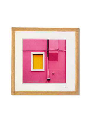 tirage photo petit format encadré à la main représentant une façade rose et volets jaunes à Burano