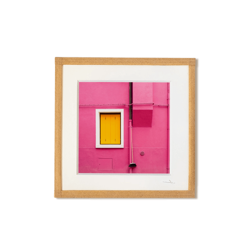 tirage photo petit format encadré à la main représentant une façade rose et volets jaunes à Burano