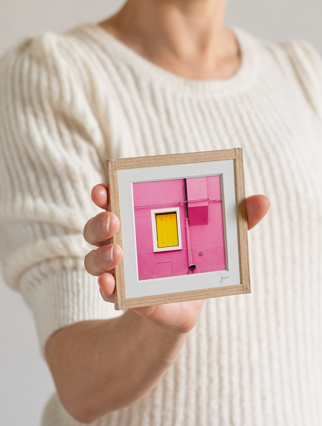 tirage photo petit format encadré à la main représentant une façade rose et volets jaunes à Burano