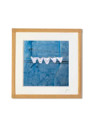tirage photo petit format encadré à la main représentant des culottes blanches qui sèchent devant un mur bleu