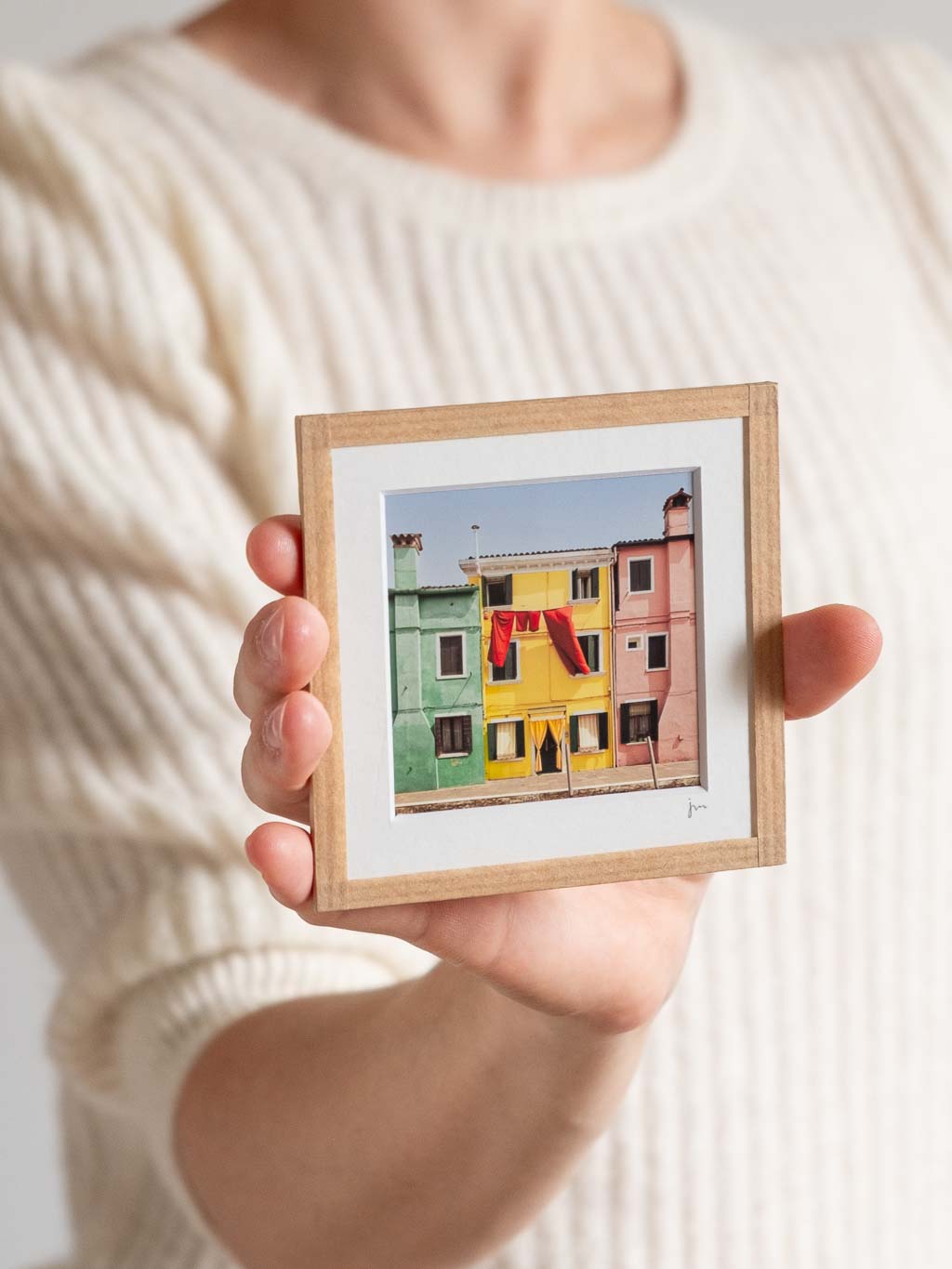 tirage photo petit format encadré à la main représentant des façades de maisons colorées de Burano