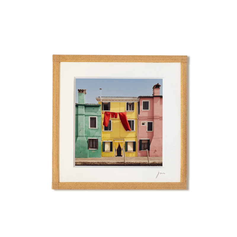 tirage photo petit format encadré à la main représentant des façades de maisons colorées de Burano