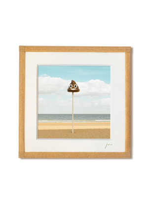 tirage photo petit format encadré à la main représentant un repère plage en forme d'emoji caca à Ostende