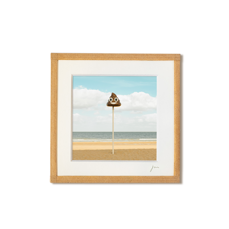 tirage photo petit format encadré à la main représentant un repère plage en forme d'emoji caca à Ostende