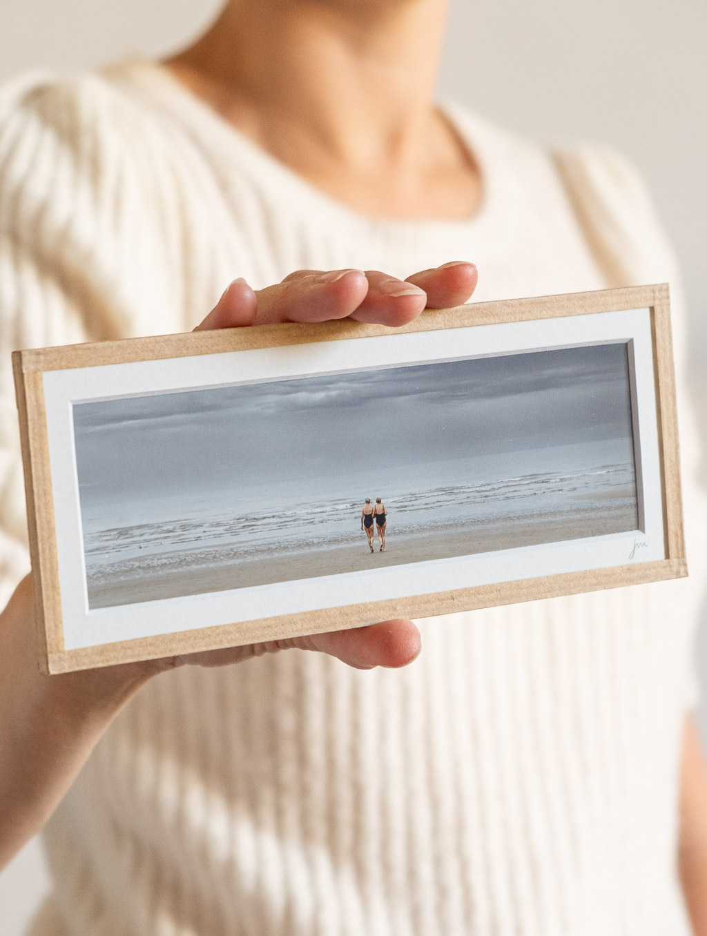 tirage photo petit format panoramique encadré à la main représentant deux femmes de dos en maillot de bain marchant vers la mer à Cabourg