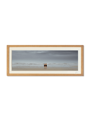 tirage photo petit format panoramique encadré à la main représentant deux femmes de dos en maillot de bain marchant vers la mer à Cabourg