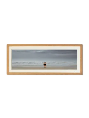 tirage photo petit format panoramique encadré à la main représentant deux femmes de dos en maillot de bain marchant vers la mer à Cabourg