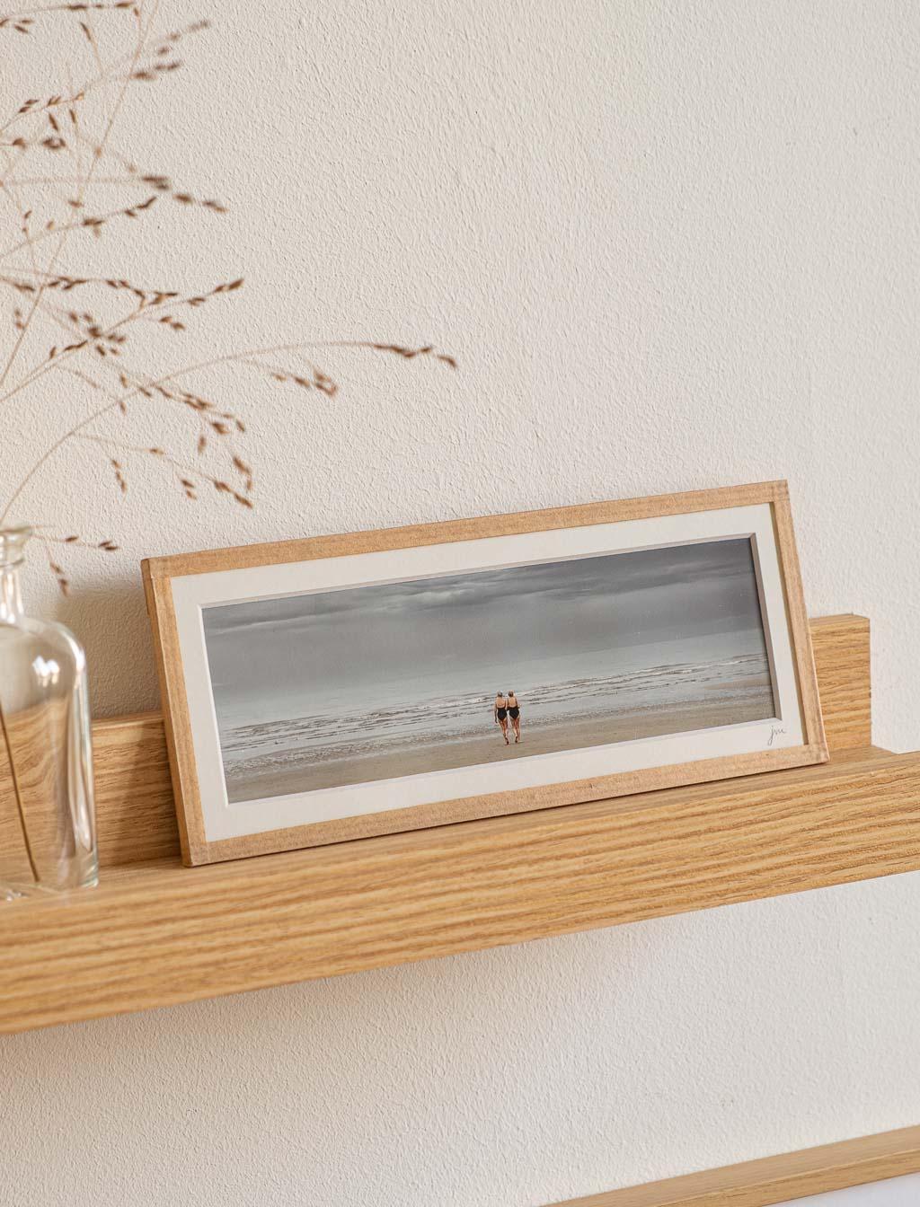 tirage photo petit format panoramique encadré à la main représentant deux femmes de dos en maillot de bain marchant vers la mer à Cabourg
