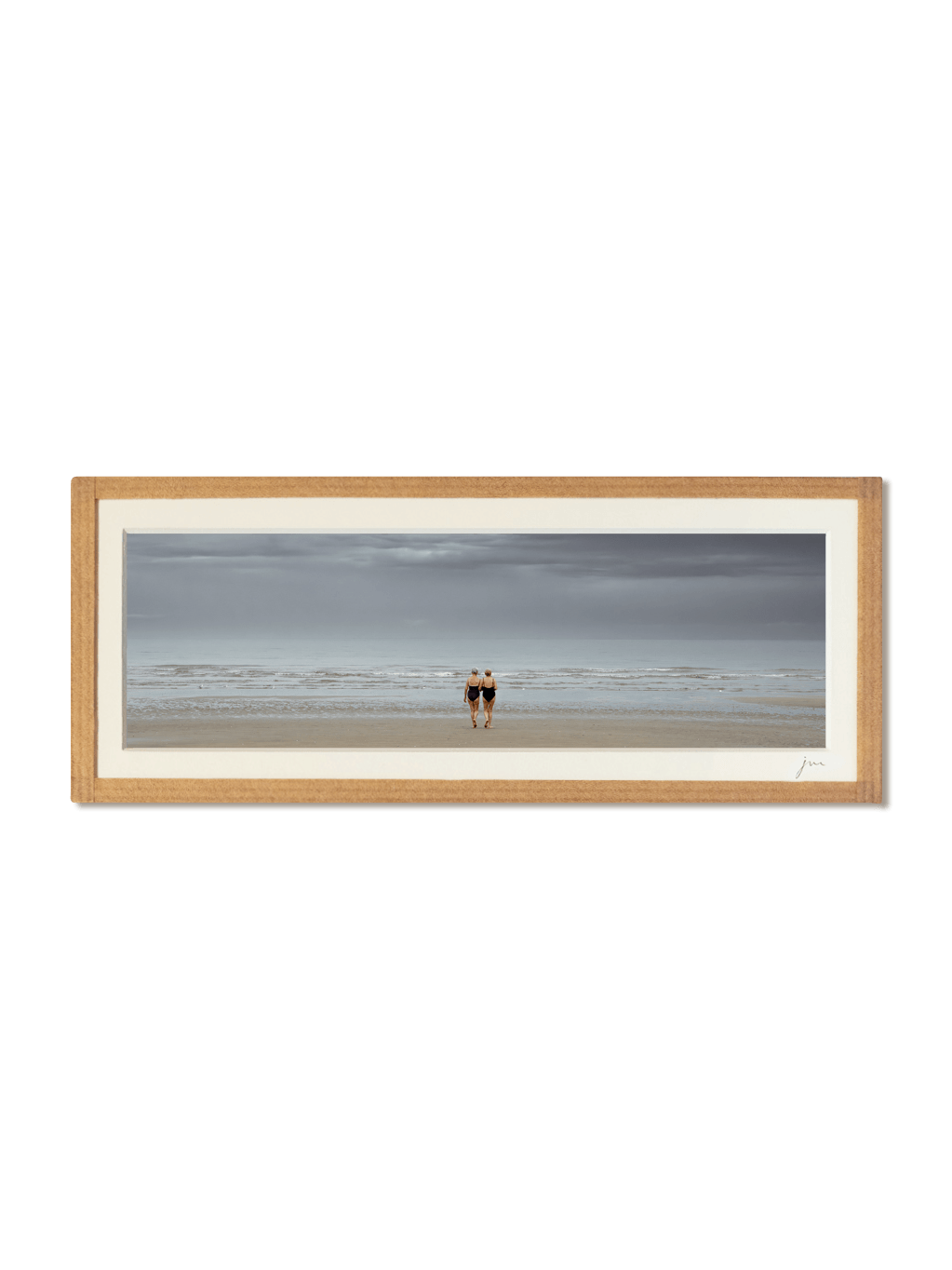 tirage photo petit format panoramique encadré à la main représentant deux femmes de dos en maillot de bain marchant vers la mer à Cabourg