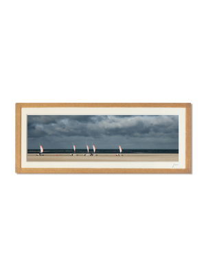 tirage photo petit format panoramique encadré à la main représentant des chars à voile sur la plage de berck