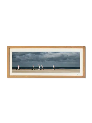 tirage photo petit format panoramique encadré à la main représentant des chars à voile sur la plage de berck