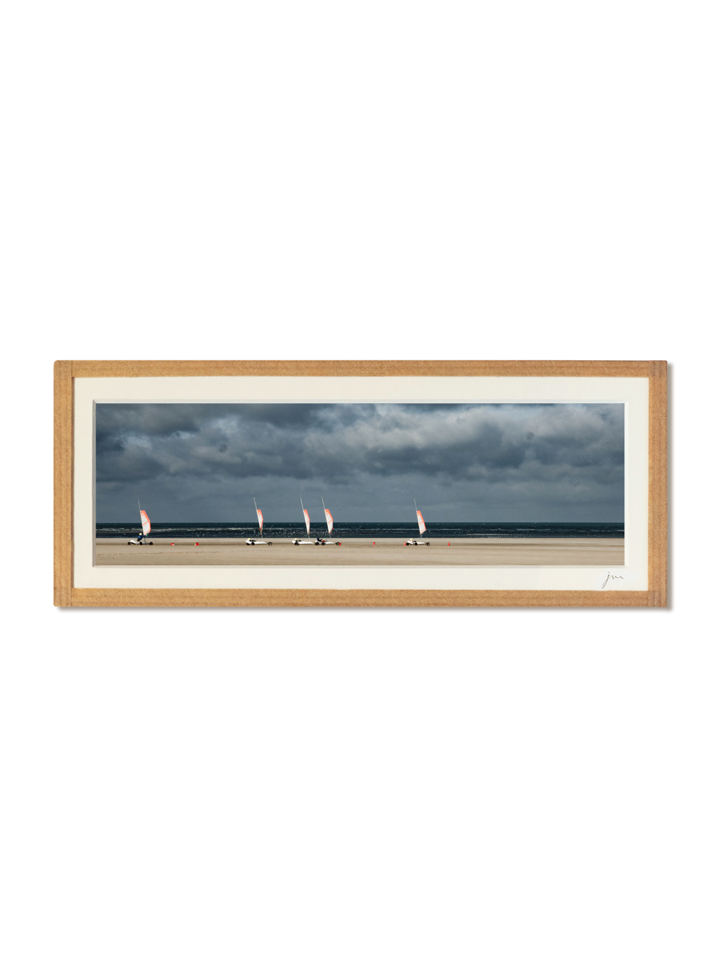 tirage photo petit format panoramique encadré à la main représentant des chars à voile sur la plage de berck