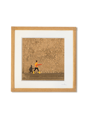 tirage photo petit format encadré à la main représentant une femme en jaune avec un parasol rouge sous le bras