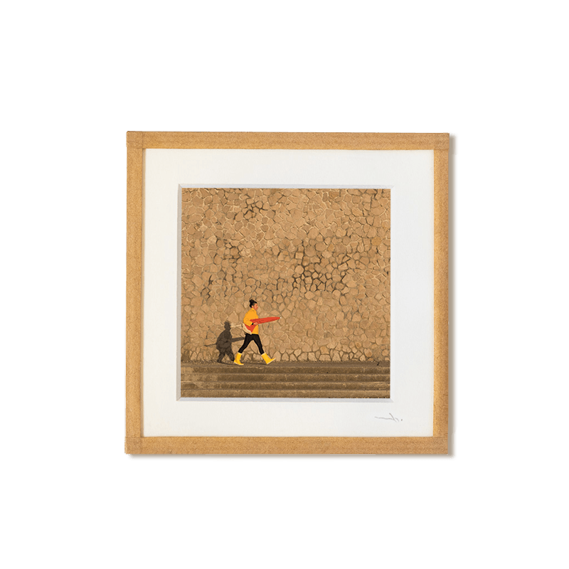 tirage photo petit format encadré à la main représentant une femme en jaune avec un parasol rouge sous le bras