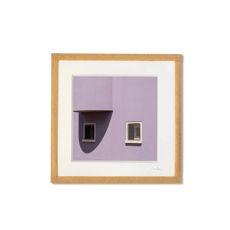 tirage photo petit format encadré à la main représentant une façade violette
